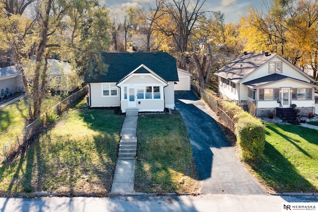 view of front of home featuring a front yard