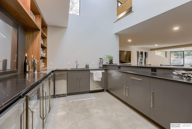 kitchen with dishwasher, sink, wine cooler, gray cabinets, and kitchen peninsula