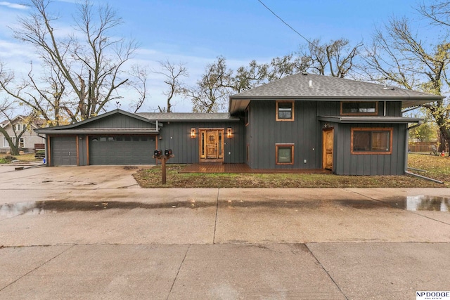 view of front facade featuring a garage