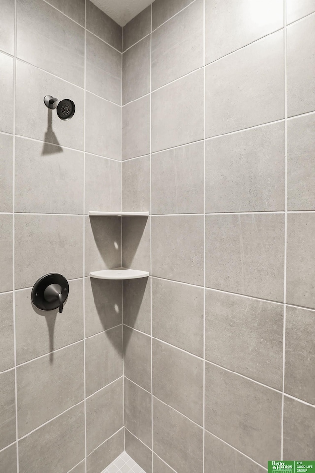 bathroom featuring a tile shower