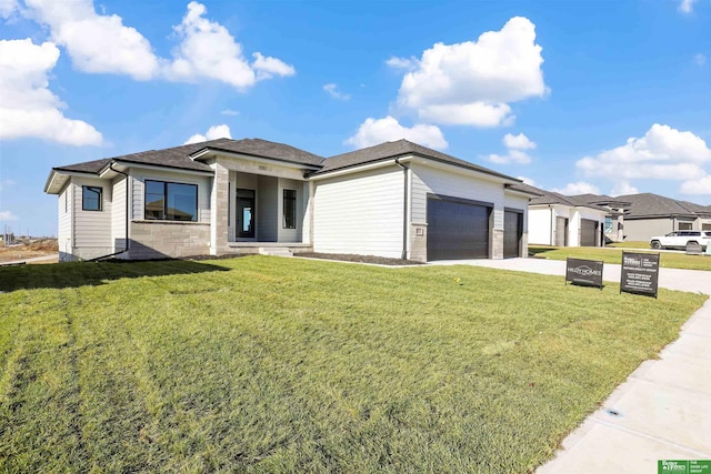 view of front facade featuring a front yard and a garage