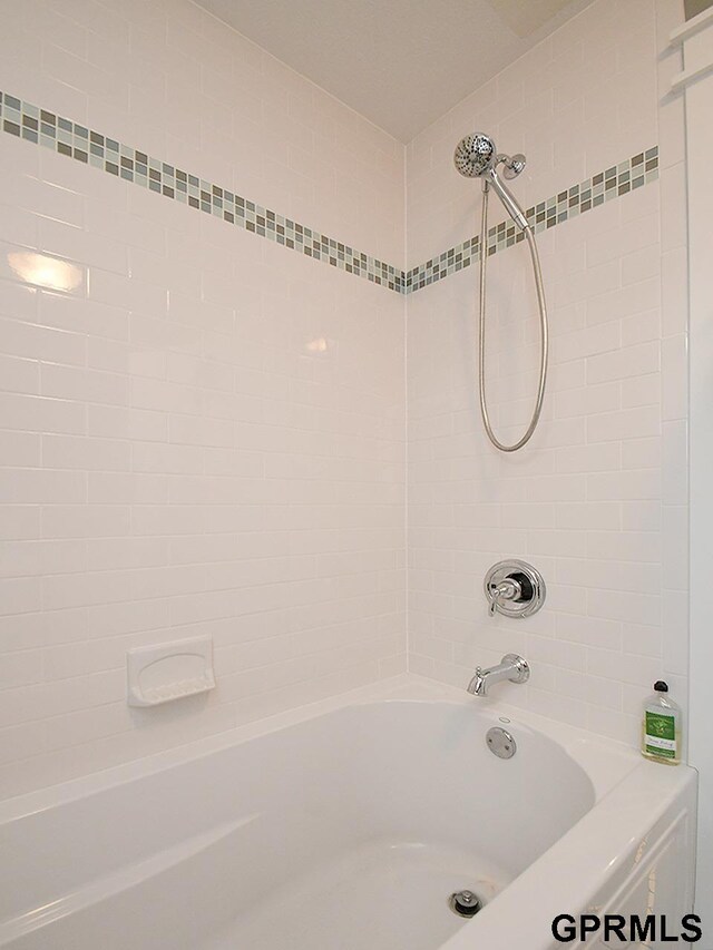 bathroom with tiled shower / bath