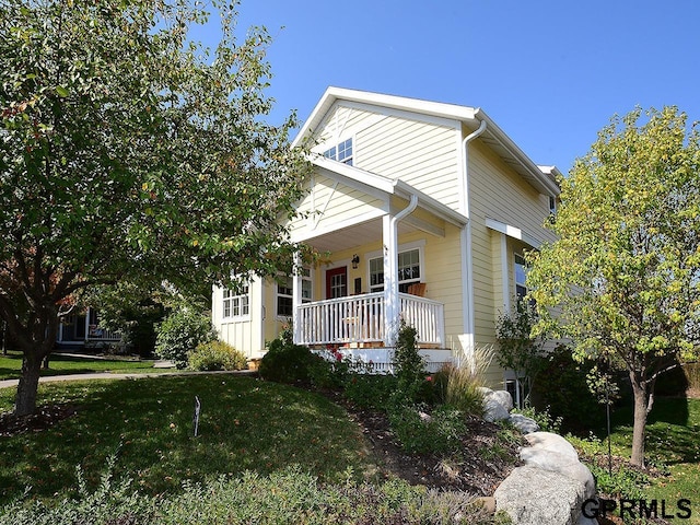 view of front facade with a porch and a front lawn