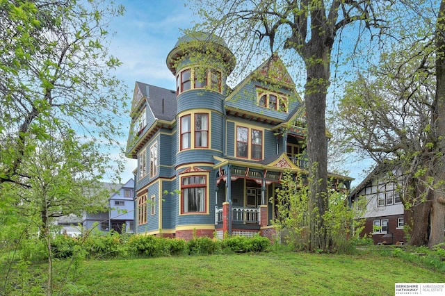 view of front of home featuring a front yard and a porch