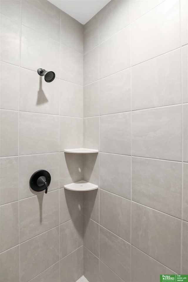 bathroom featuring a tile shower