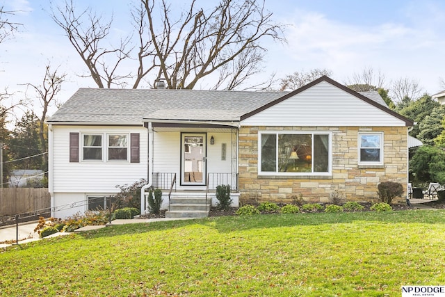 view of front of property featuring a front lawn