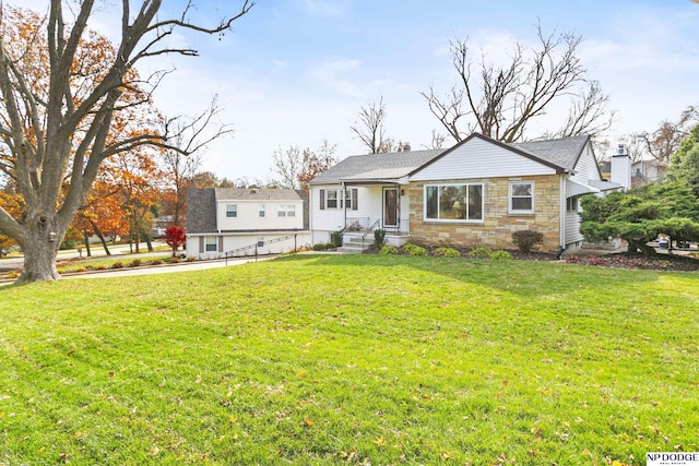 view of front of property featuring a front yard