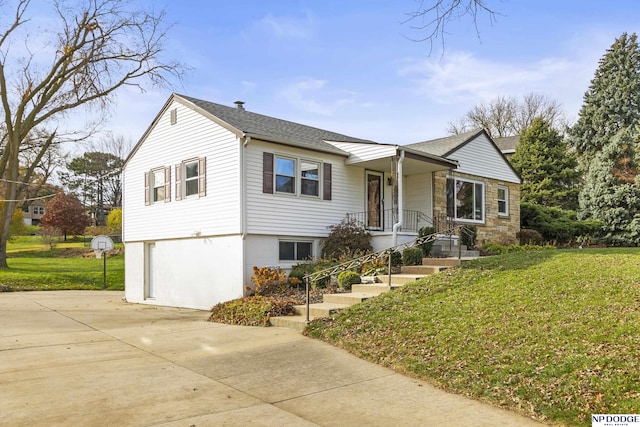 view of front facade featuring a front lawn and a garage