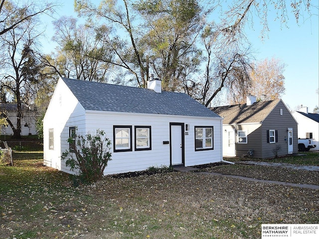 view of front of property featuring a front yard