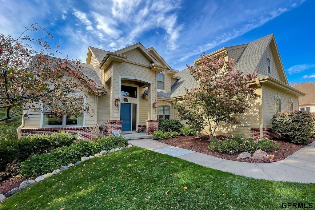 craftsman house with a front yard