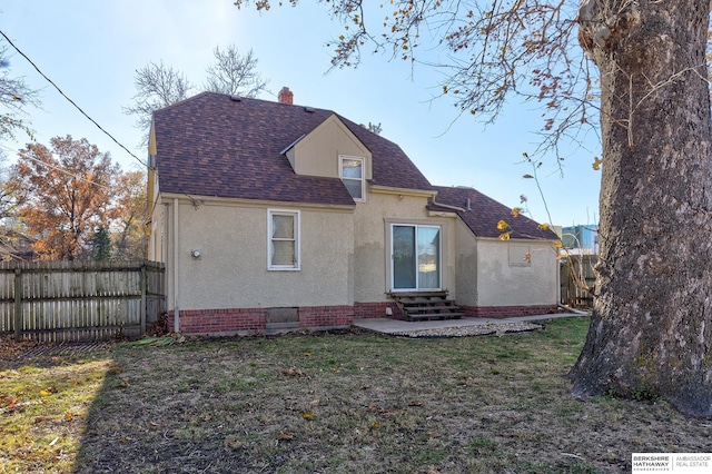 back of house featuring a yard