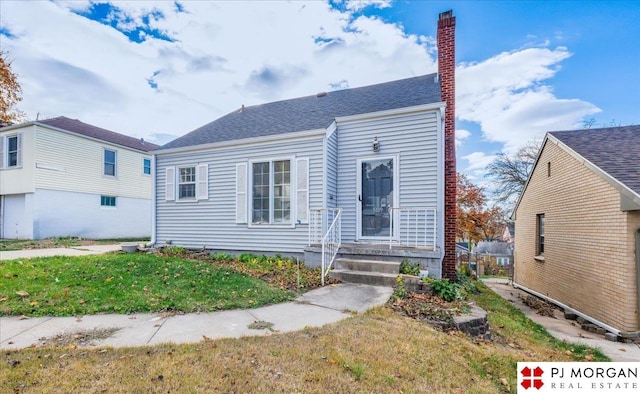 view of front of property featuring a front lawn