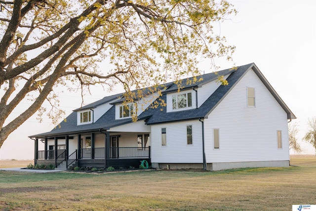 view of front facade featuring a porch and a front lawn