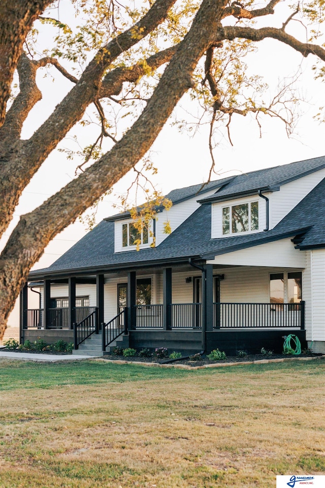 view of front of property featuring a porch and a front yard