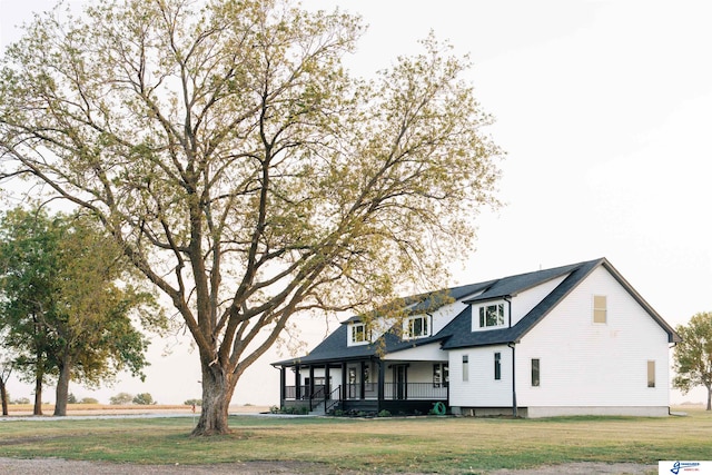 view of front facade featuring a porch and a front lawn