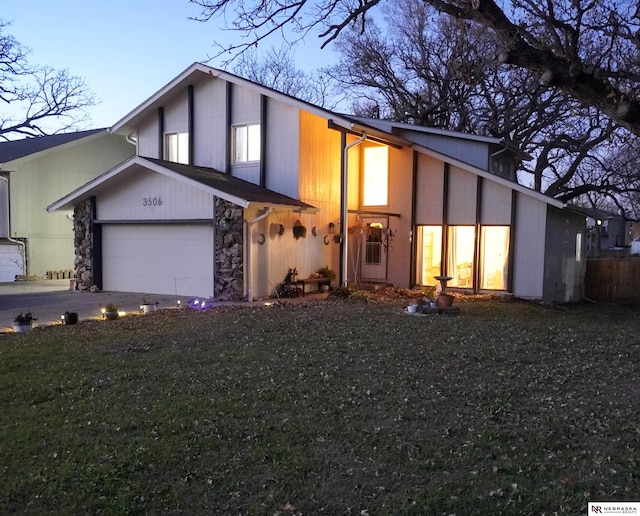 view of front facade featuring a front lawn and a garage