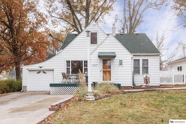 view of front of house featuring a front yard and a garage