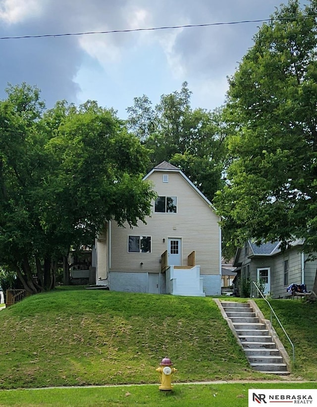 view of front of house with a front lawn