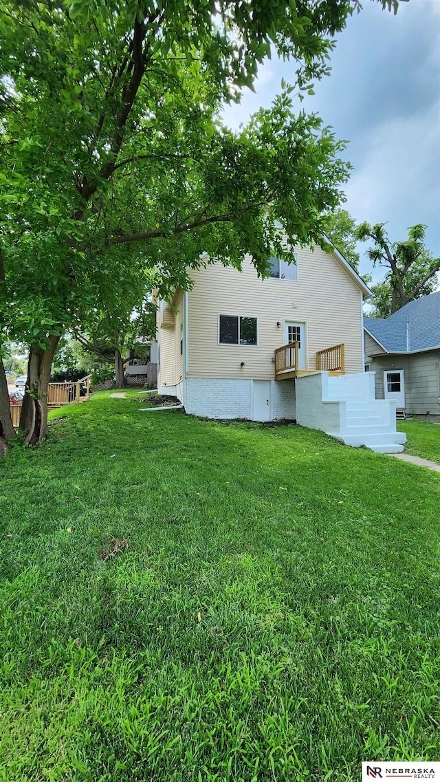 exterior space featuring a lawn