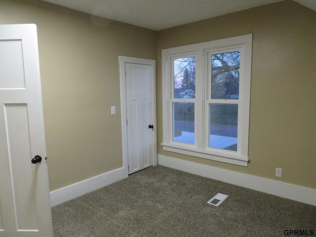 spare room featuring carpet floors