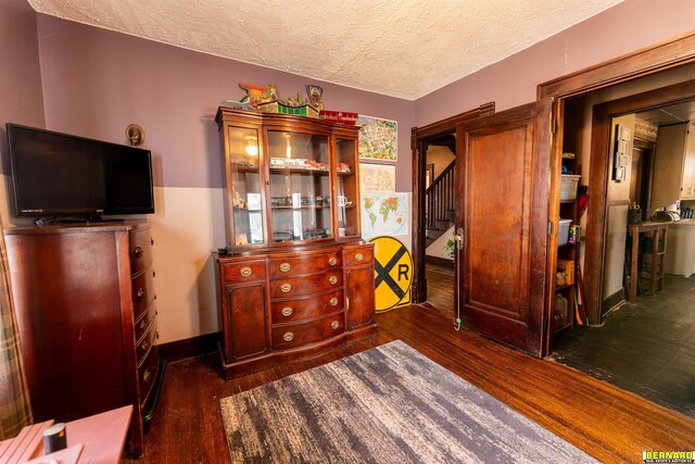 706 1st Ave, Nebraska City, NE 68410 - bedroom featuring dark wood-style flooring, a textured ceiling, and baseboards