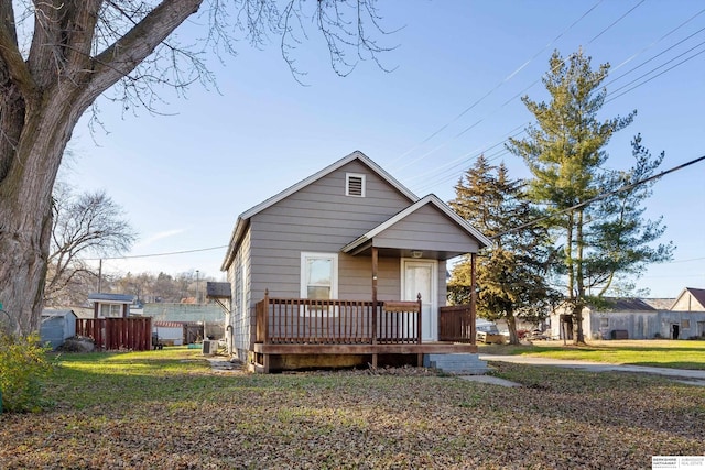 bungalow featuring a front lawn