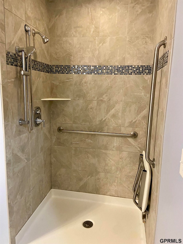 bathroom with a tile shower