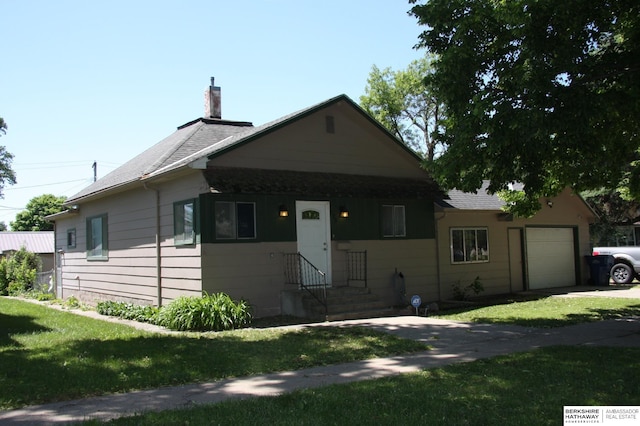 view of front of house featuring a front lawn