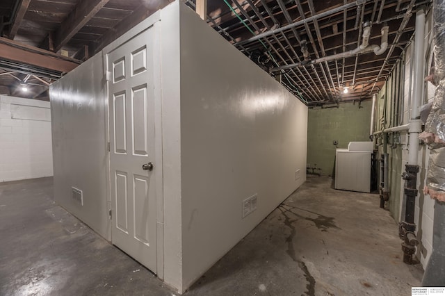 basement featuring washer / dryer