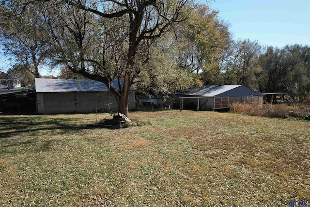 view of yard with an outbuilding