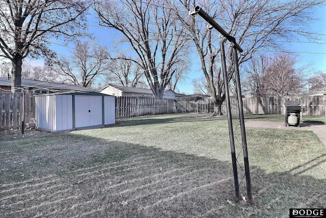 view of yard featuring a storage shed