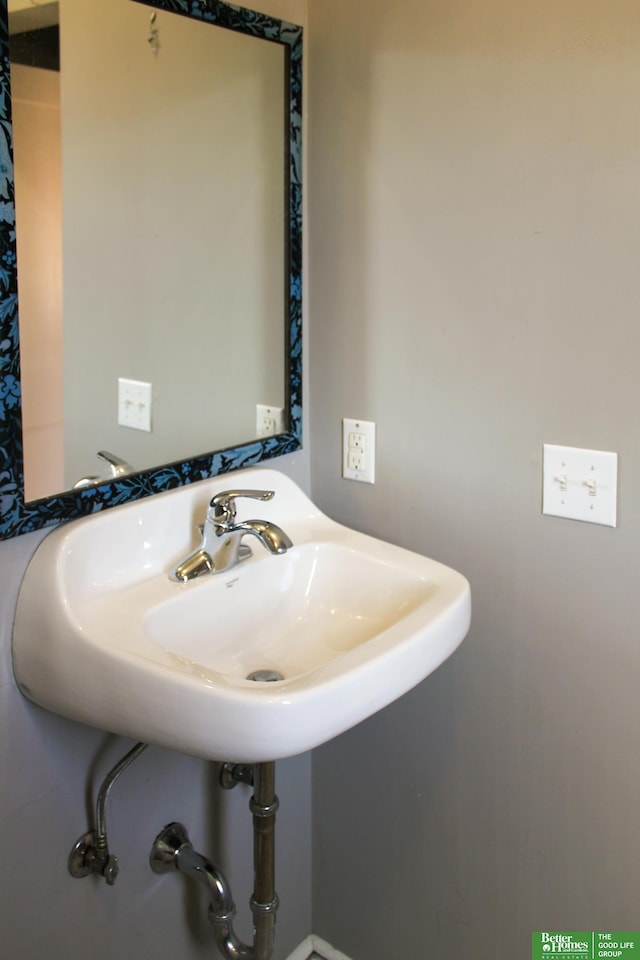 bathroom featuring sink