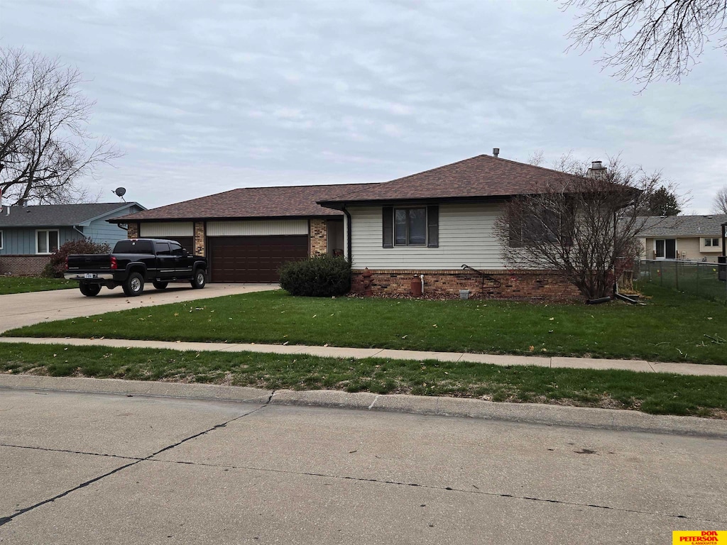 view of front facade featuring a front lawn and a garage