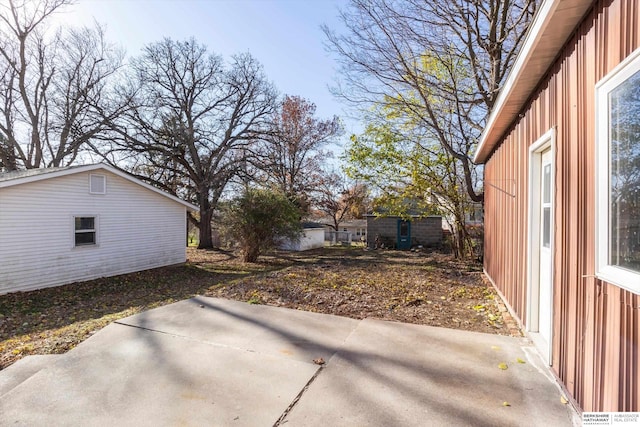 view of yard featuring a patio area