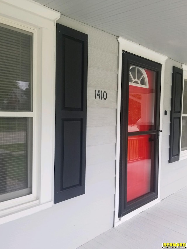 property entrance featuring covered porch