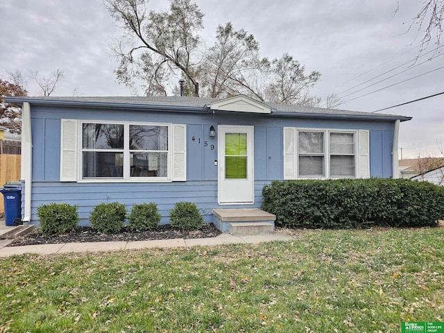 view of front of property featuring a front yard