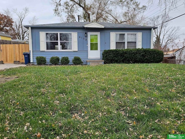 view of front of property featuring a front yard