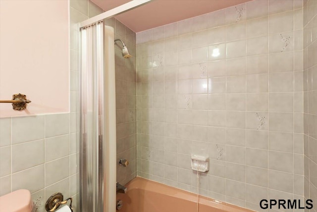 bathroom featuring tiled shower / bath combo