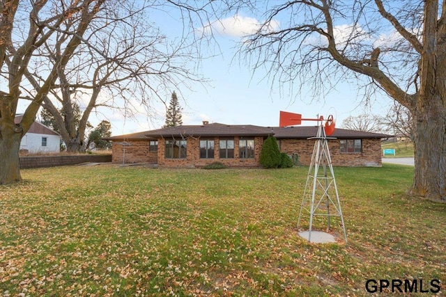 view of front of house featuring a front yard