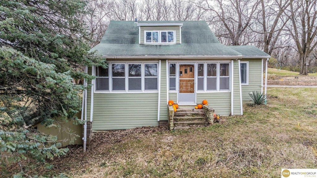 view of front of house with a front lawn