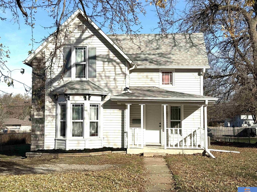 view of front facade featuring a porch