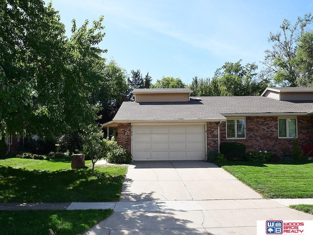 view of front facade featuring a front yard and a garage