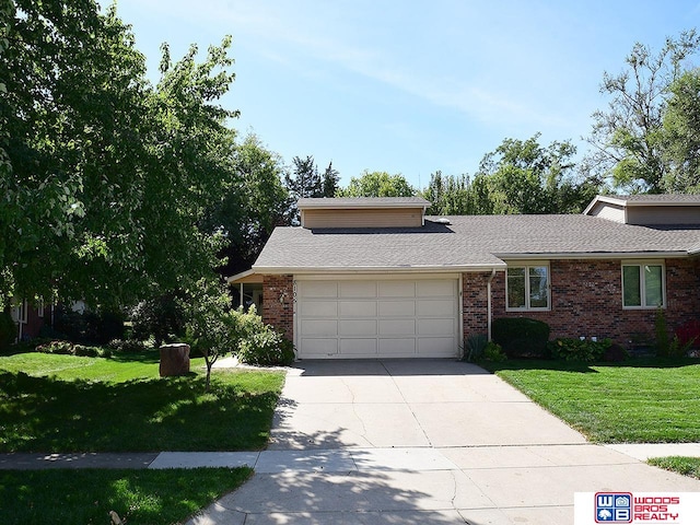 view of front facade featuring a front yard and a garage