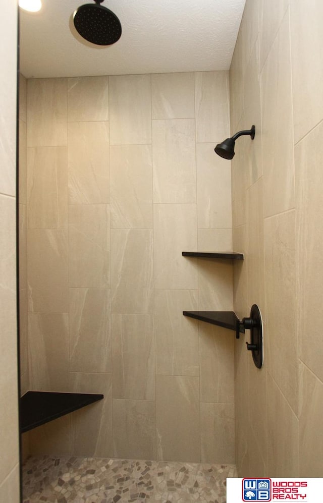 bathroom featuring a tile shower