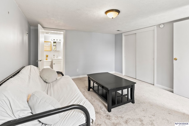 living room featuring light carpet and a textured ceiling