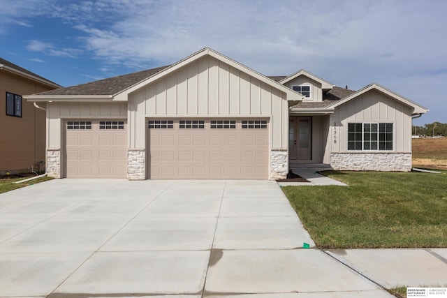 view of front of property featuring a front lawn and a garage