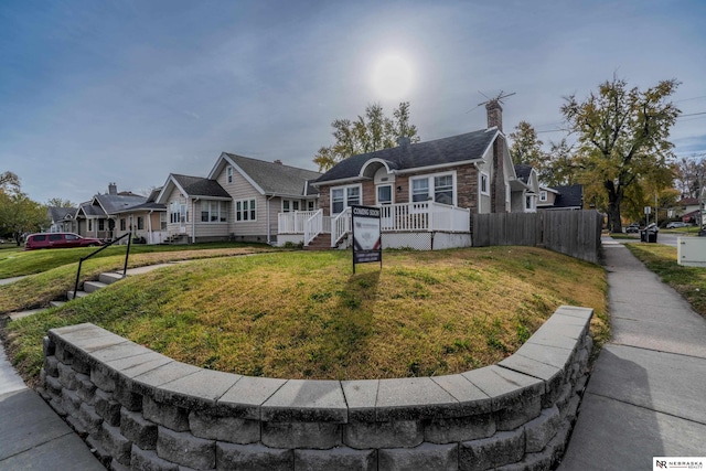 view of front of home featuring a front yard