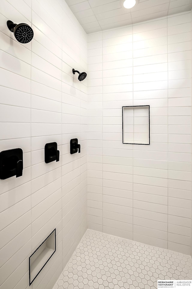 bathroom featuring tiled shower