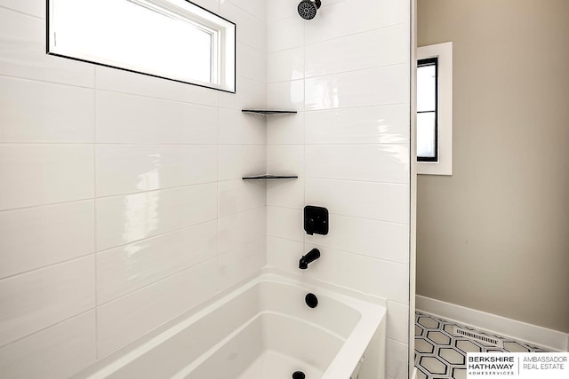 bathroom with tiled shower / bath