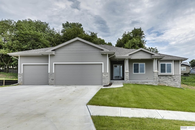 view of front of property featuring a front yard and a garage